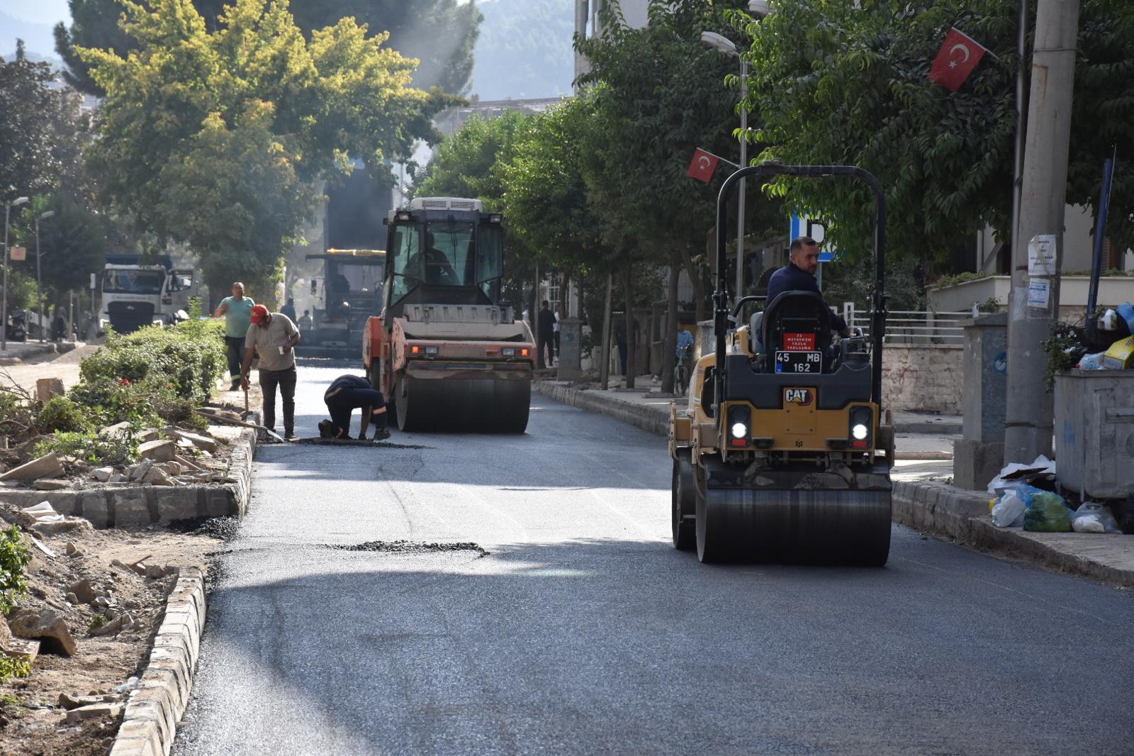 Salihli’de İki Mahalleyi Birbirine Bağlayan Ferah Caddesi Yenileniyor (2).jpeg