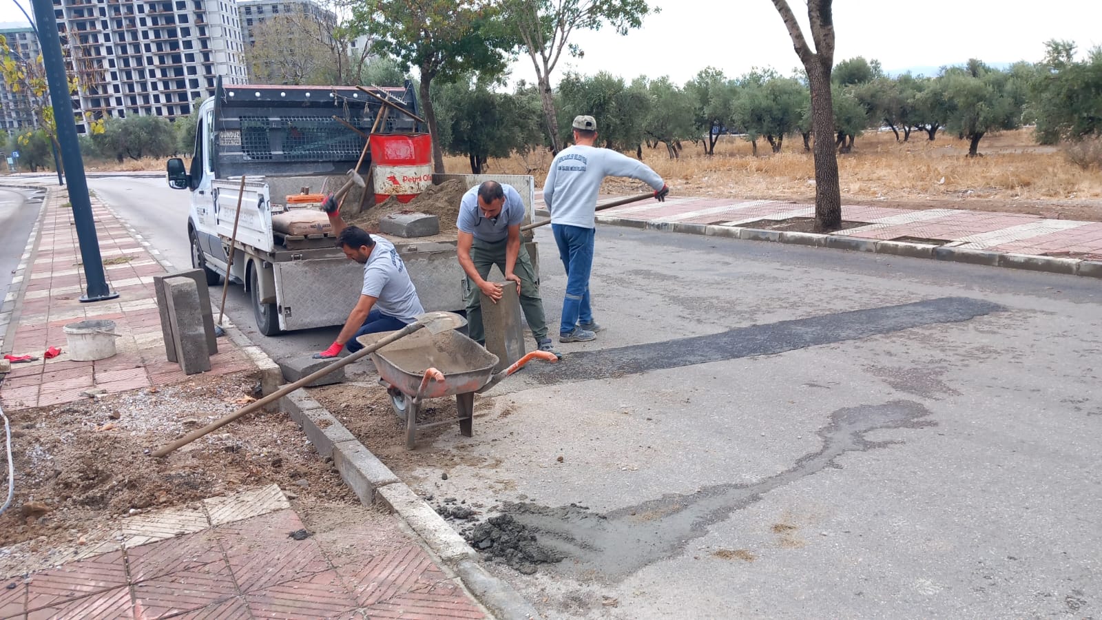 ŞEHZADELER'DE ALTYAPI SONRASI YOL VE KALDIRIMLAR HIZLA YENİLENİYOR (1).jpeg
