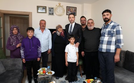 Enerji Bakanı Alparslan Bayraktar’dan Kahramanmaraş’ta Depremzede Aileye Ziyaret