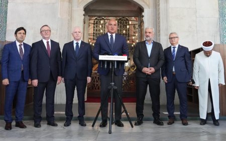 Bakan Ersoy, Hatice Turhan Valide Sultan Türbesi'ni Ziyaret Etti