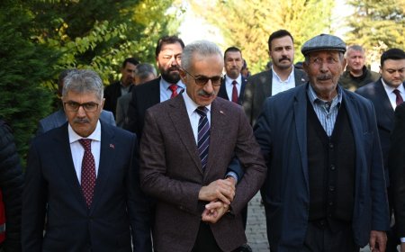 Bakan Uraloğlu, 15 Temmuz Şehidi Ömer Halisdemir'in Kabrini Ziyaret Etti