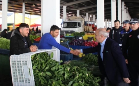 Başkan Esen Mesaisine Halk Pazarında Başladı