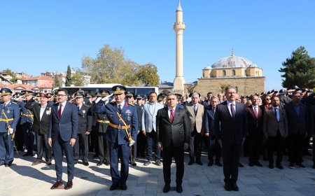 Merzifon’da 29 Ekim Cumhuriyet Bayramı’nda Atatürk Anıtı’na Çelenk Sunuldu