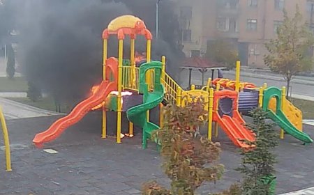 Parkta Oynayan Çocuklar Oyun Gurubunu Yaktı!