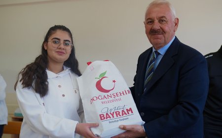 Doğanşehir Belediyesi 300 Öğrenciye TYT/AYT ve E-Dershane Hazırlık Seti Dağıttı