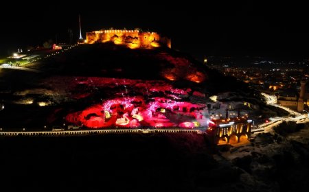 Kayaşehir, 29 Ekim'de Kırmızı Beyaz Renklere Büründü