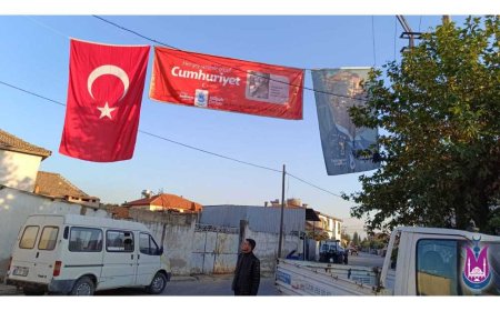 Şehzadeler’de Meydanlar Bayrak ve Atatürk Posterleriyle Donatıldı