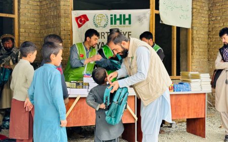 İHH’dan Afganistan’da 5 Bin Öğrenciye Kırtasiye Seti