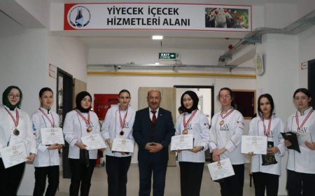 Kütahya İl Milli Eğitim Müdürü Hasan Başyiğit, Antalya Gastro Festivali’nde En Fazla Madalya Kazanan Liseyi Ziyaret Etti