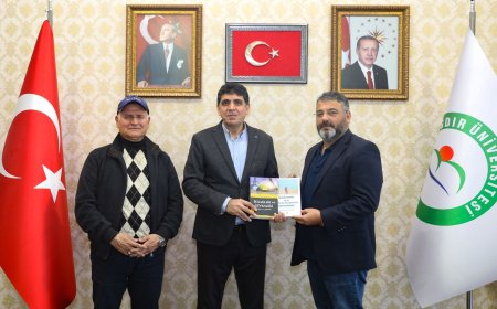 Dr. Öğr. Üyesi Okan Özbakır’dan Rektör Prof. Dr. Mehmet Hakkı Alma’ya Kitap Takdimi