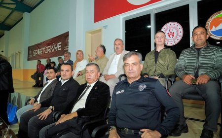 Finike Kaymakamı Musa Kazım Çelik, 24 Kasım Öğretmenler Günü Voleybol Turnuvasına Katıldı