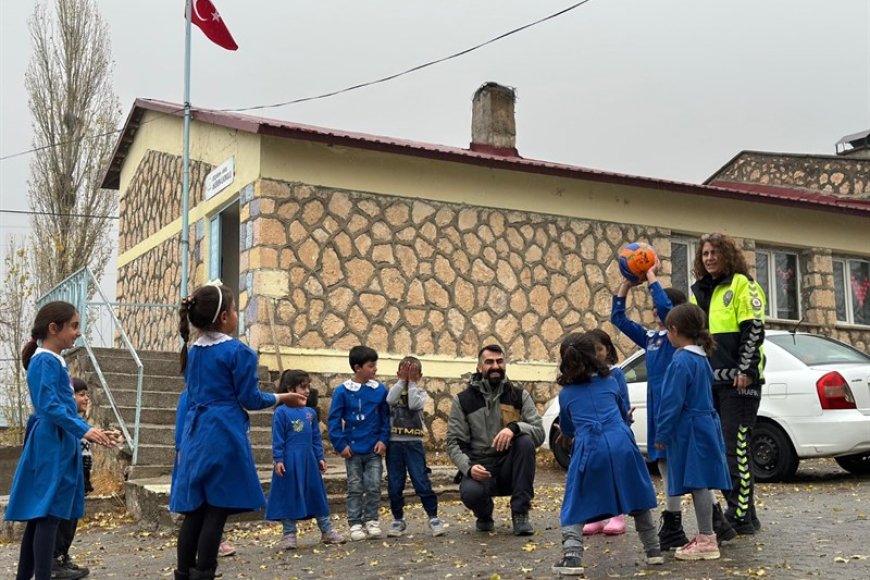 Polisten Minik Kalplere Büyük Destek: Hınıs’ta Anlamlı Sosyal Proje