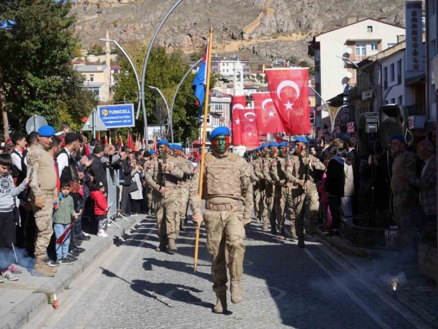 Bayburt’ta 29 Ekim Cumhuriyet Bayramı Coşkusu: Komandoların Gösterisi Kutlamalara Damga Vurdu