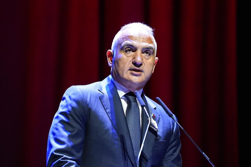 İşte, Bakan Ersoy'un Kenan Işık için düzenlenen cenaze törenine katılmasıyla ilgili bir haber metni:  Bakan Ersoy, Kenan Işık İçin Düzenlenen Cenaze Töreni'ne Katıldı