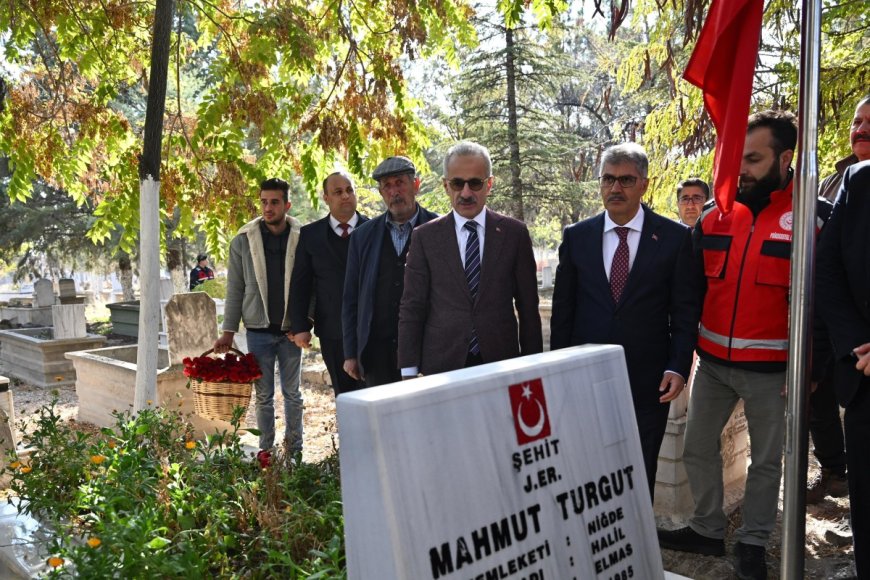 Bakan Uraloğlu, 15 Temmuz Şehidi Ömer Halisdemir'in Kabrini Ziyaret Etti