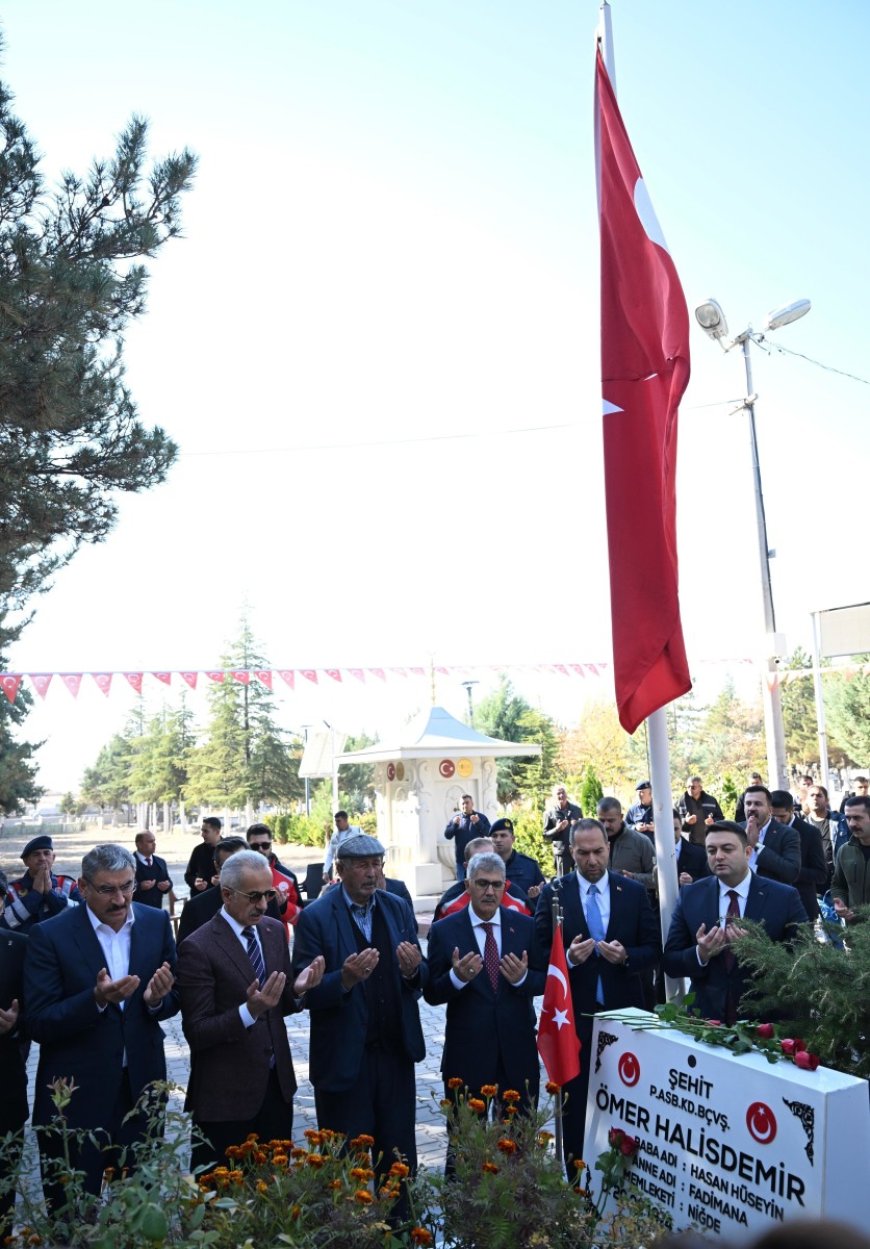 Bakan Uraloğlu, 15 Temmuz Şehidi Ömer Halisdemir'in Kabrini Ziyaret Etti