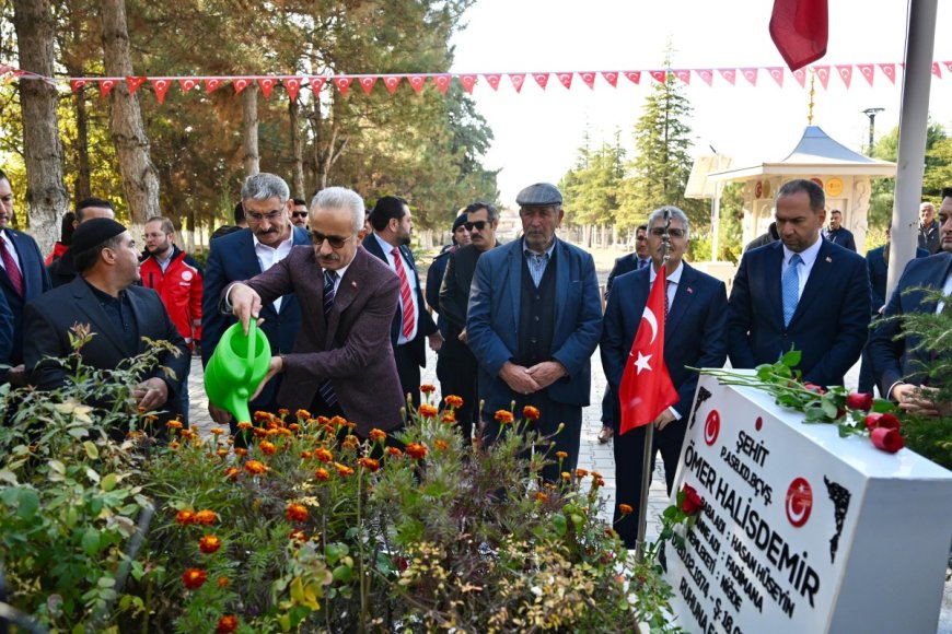 Bakan Uraloğlu, 15 Temmuz Şehidi Ömer Halisdemir'in Kabrini Ziyaret Etti