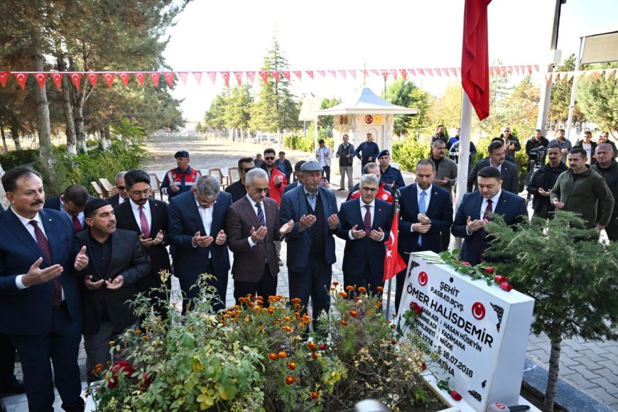 Bakan Uraloğlu, 15 Temmuz Şehidi Ömer Halisdemir'in Kabrini Ziyaret Etti