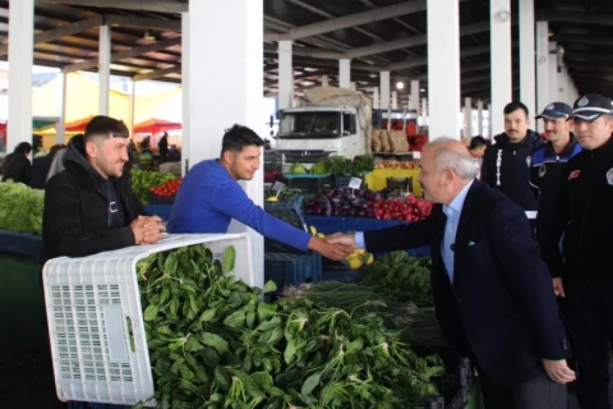 Başkan Esen Mesaisine Halk Pazarında Başladı