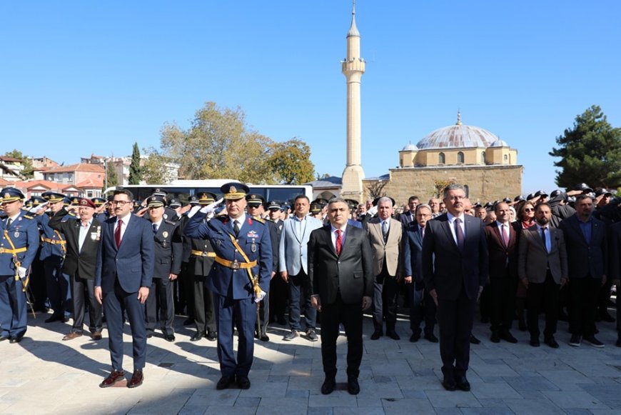 Merzifon’da 29 Ekim Cumhuriyet Bayramı’nda Atatürk Anıtı’na Çelenk Sunuldu