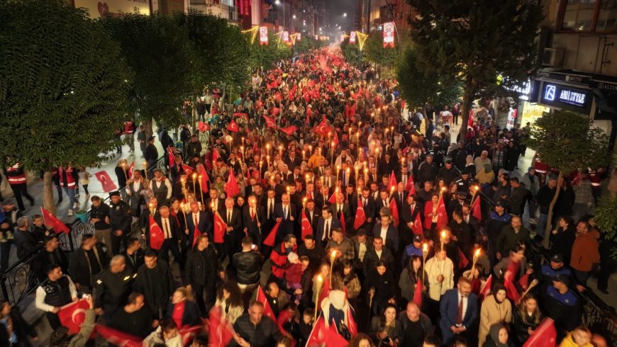 Isparta’da Cumhuriyet Bayramı Fener Alayı ve Bayrak Yürüyüşü ile Coşkuyla Kutlandı