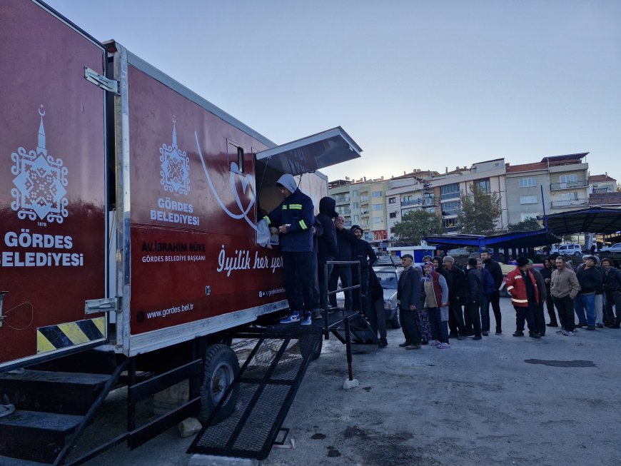 Gördes Belediyesi’nden Pazarda Sıcak Çorba İkramı