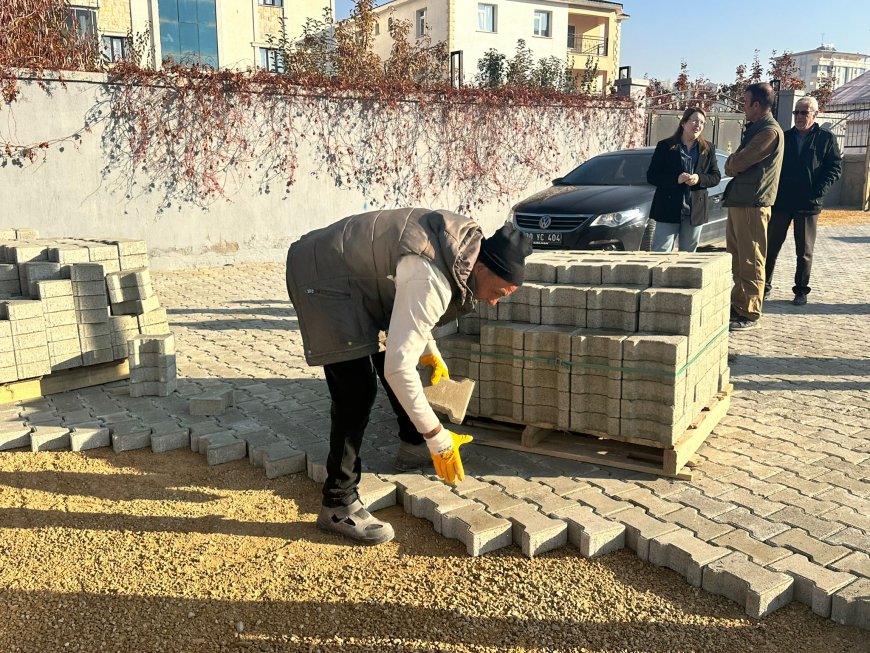 İlçemizde Başlatılan Kilitli Parke Taşı Çalışmaları Devam Ediyor