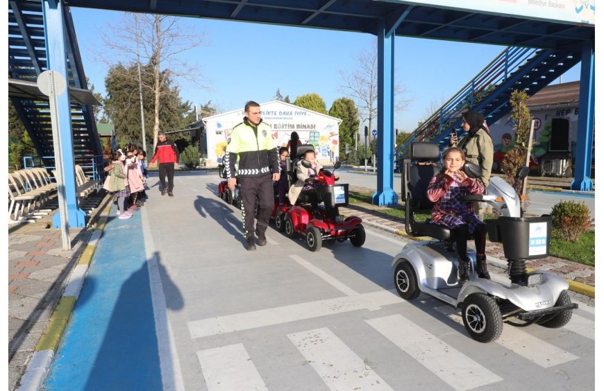 Sultangazili Çocuklar Deprem ve Güvenli Trafik Eğitim Parkı’nda Uygulamalı Öğreniyor