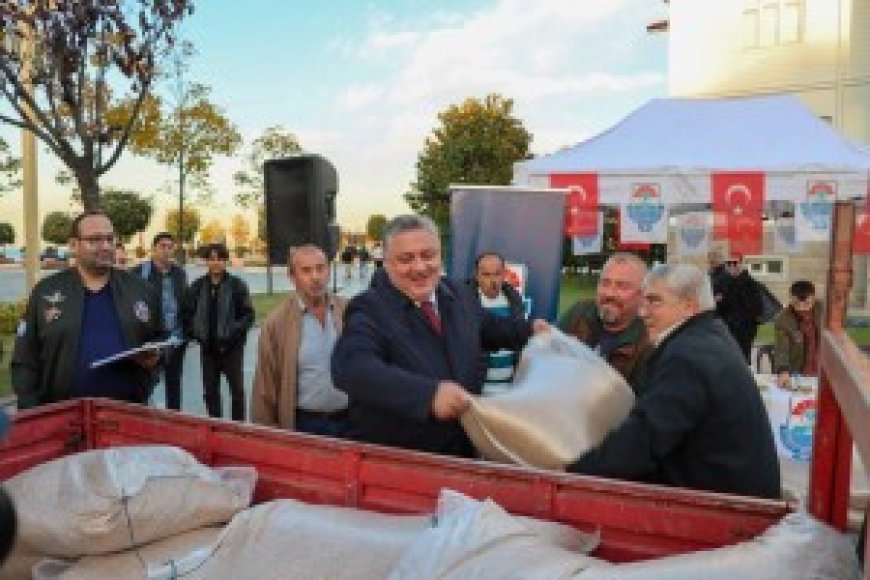 Çiftçilerimize Yerli Buğday Tohumu Dağıttık