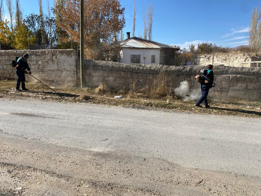 Pınarbaşı Belediyesi Park ve Bahçelerde Temizlik Çalışmalarına Devam Ediyor