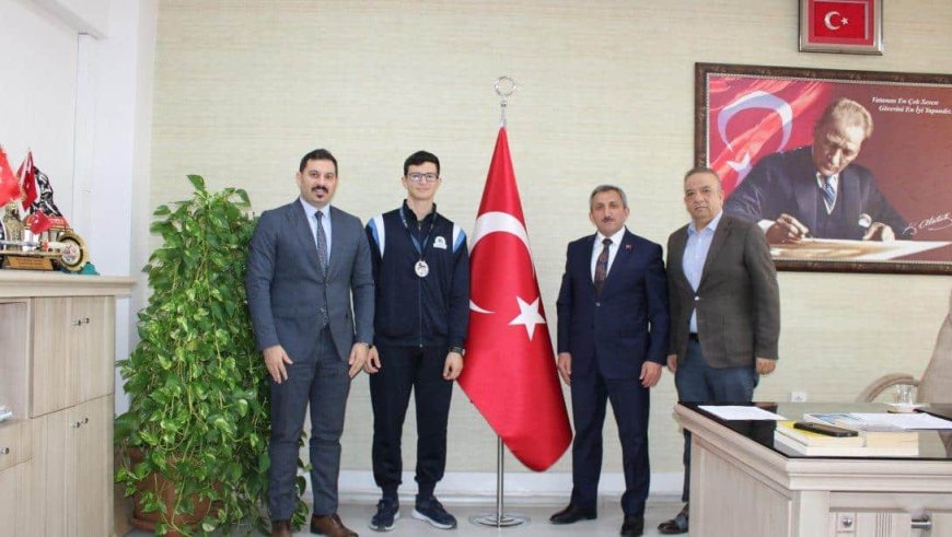 Topkapı Sur Okulları Sporcu ve Yöneticileri İlçe Milli Eğitim Müdürü Hüseyin Erdoğan’ı Ziyaret Etti