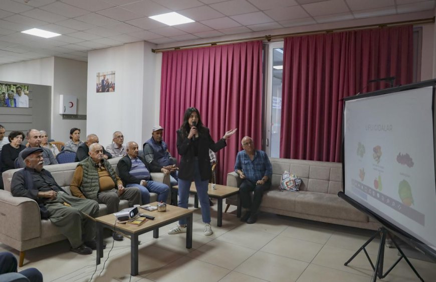 Mersin Büyükşehir Belediyesi Emeklilere ‘İleri Yaşta Beslenme’ Eğitimi Verdi