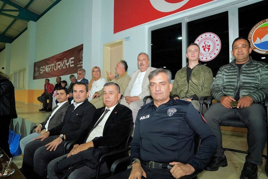 Finike Kaymakamı Musa Kazım Çelik, 24 Kasım Öğretmenler Günü Voleybol Turnuvasına Katıldı