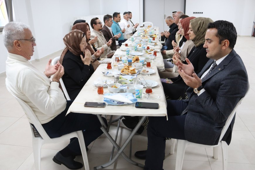 Finike Kaymakamı Musa Kazım Çelik, Merhum Hacı Zehra Onur Adına Düzenlenen Mevlid Yemeğine Katıldı