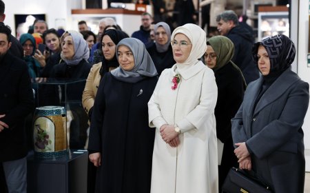 Emine Erdoğan, Çınar Uluslararası Kültür ve Sanat Derneği Karma Sergisi’nin Açılışını Gerçekleştirdi