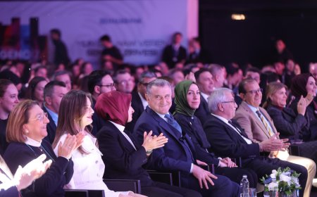 Bakan Osman Aşkın Bak, Gençlerle Tecrübelerini Paylaştı