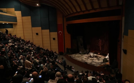 Devlet Tiyatroları’nın “Boş Şehir” Oyunu Sakarya’da Büyük İlgi Gördü