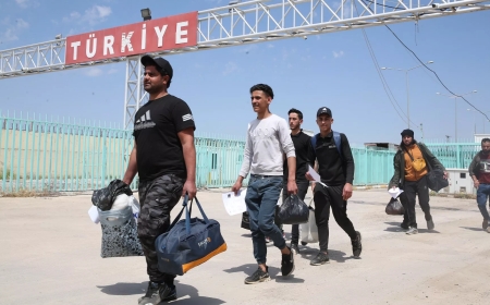 Suriyeliler 61 Yıllık Baskı Rejiminin Çöküşünü Kutluyor