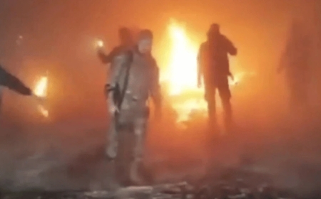 Muhalifler Hafız Esad'ın Anıt Mezarını Ateşe Verdi