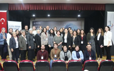 Bayraklı'da Dijital Dünyada İnsan Hakları Paneli Düzenlendi