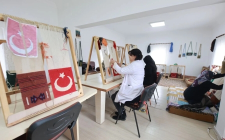 Kadınlar Kök Boya Tekniğiyle Geleneksel Dokuma Yapıyor