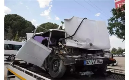 Antalya'da Beton Mikser Otomobile Çarptı: 2 Yaralı