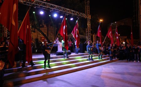 Burhaniye Tiyatrosu'ndan 25. Yıl Coşkusu