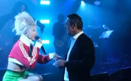 Ali Koç Sahnede: Hande Yener ile Şarkı Söyledi