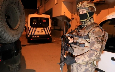 Adana'da Şafak Operasyonu: 25 Kişi Gözaltına Alındı