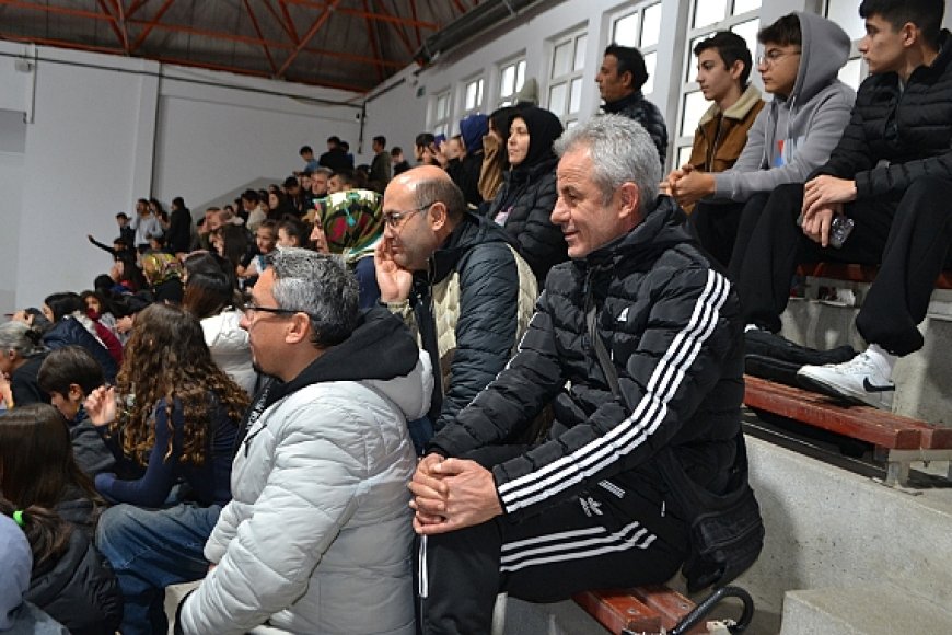 Voleybol Final Maçını Önemli İsimler İzledi