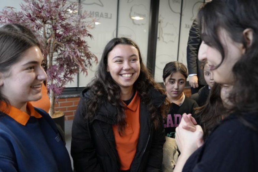 Learn and Speak Cafe: Gençlere İngilizce Eğitimi