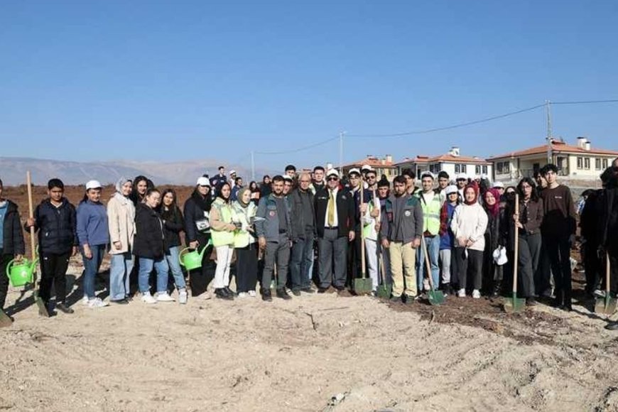 Dulkadiroğlu Belediyesi Deprem Şehitleri Anısına Fidan Dikme Etkinliği Düzenledi