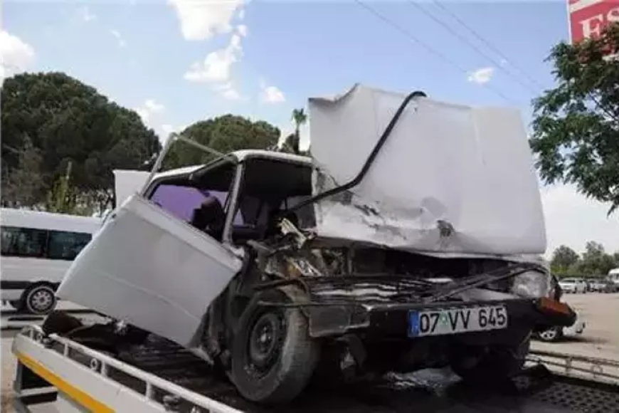 Antalya'da Beton Mikser Otomobile Çarptı: 2 Yaralı