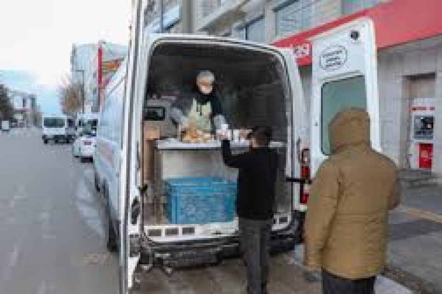 Van’da Soğuk Havalarda Sıcak Çorba İkramı Başladı